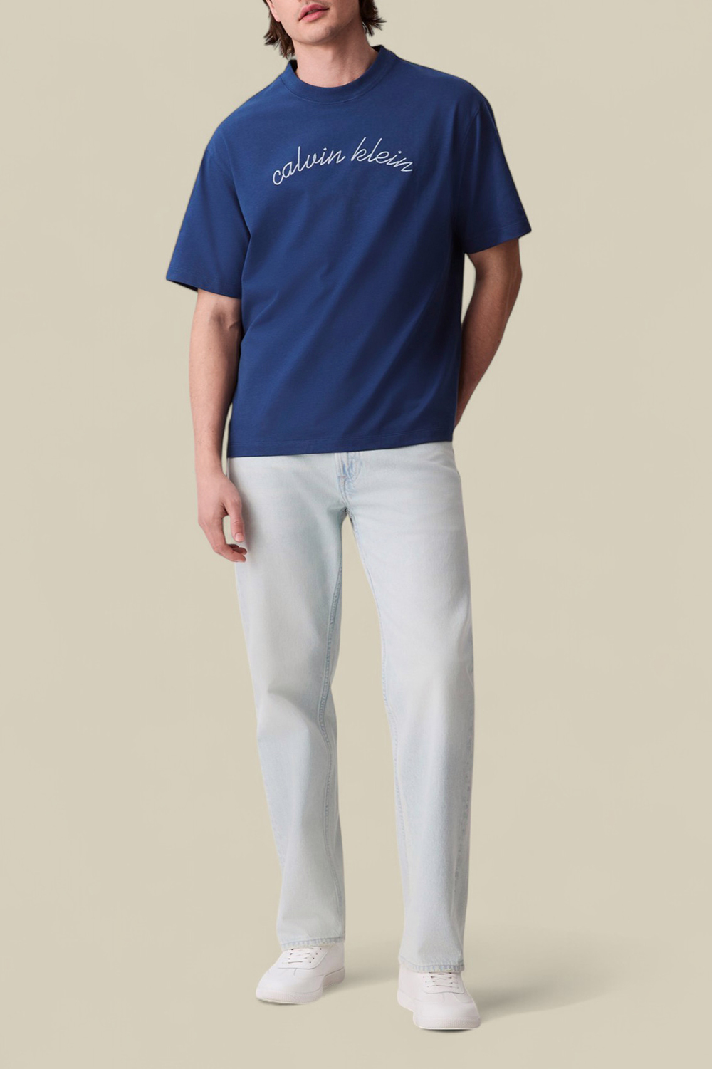 תמונת כל הלוק של חולצת טי